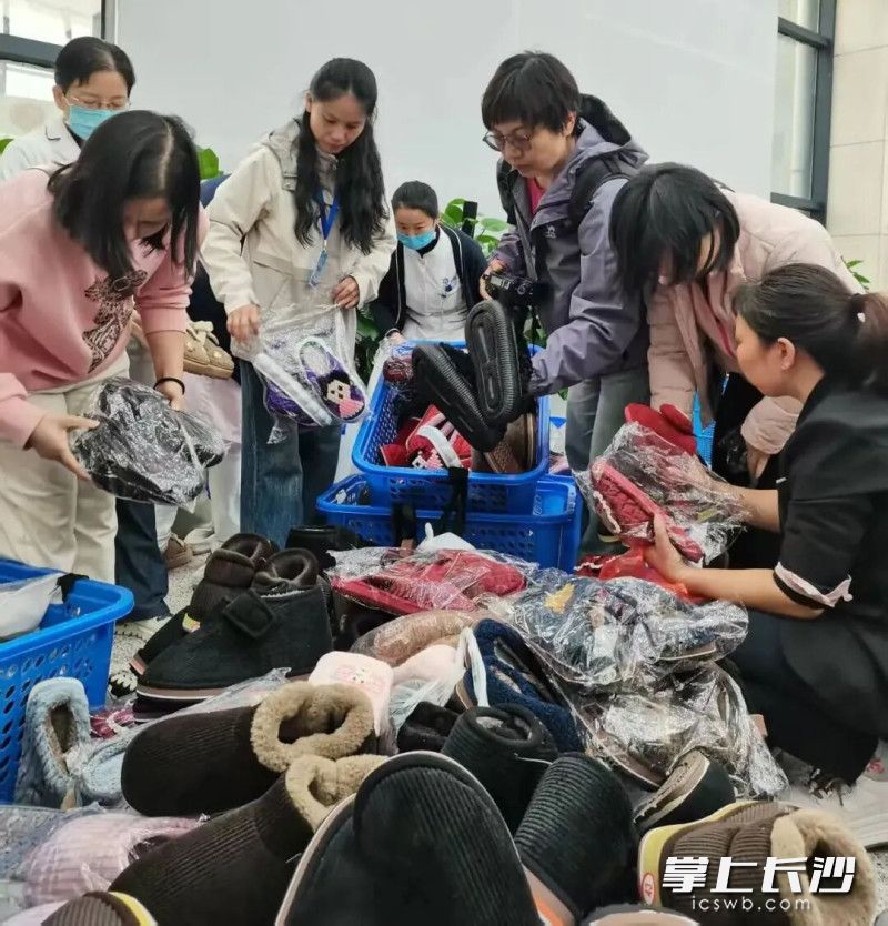 爱心人士在选购学员们制作的手工鞋。 爱心人士在选购学员们制作的手工鞋。