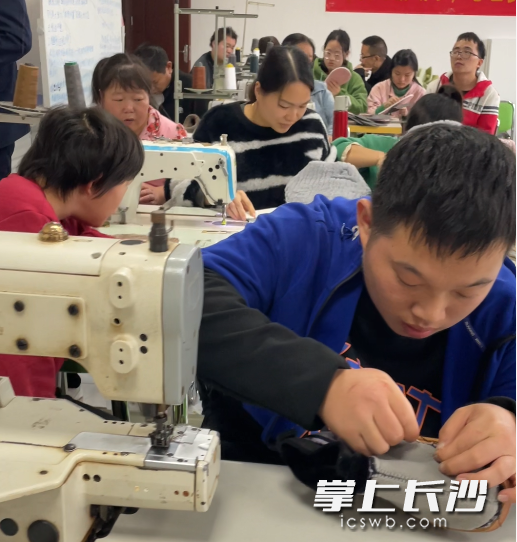 残疾人学员们正在制鞋。均为市残联供图 残疾人学员们正在制鞋。均为市残联供图