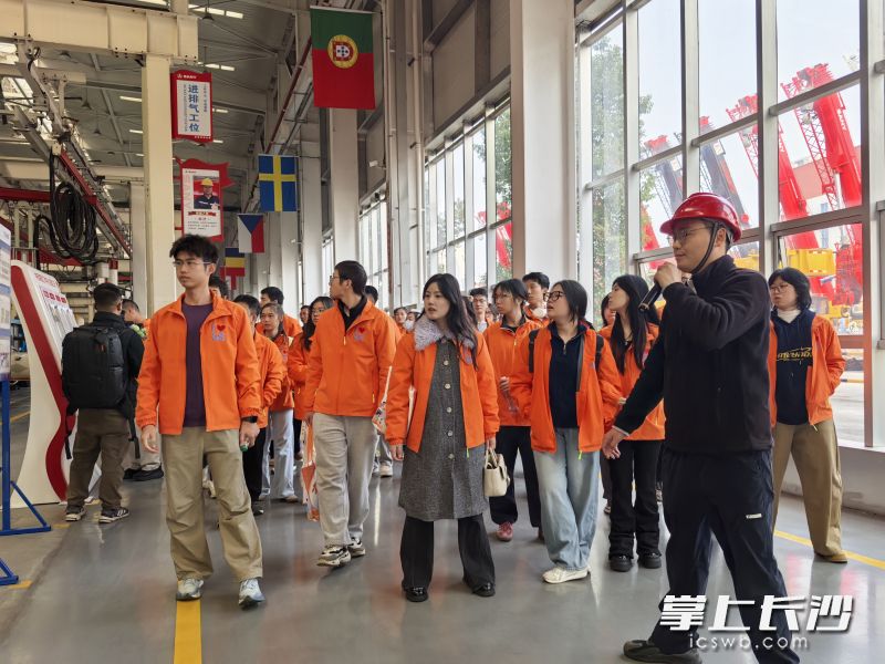 青年学子们走进位于宁乡经开区的三一汽车起重机械有限公司,沿着全流程生产线一路探访。均为长沙晚报全媒体记者 张禹 摄 青年学子们走进位于宁乡经开区的三一汽车起重机械有限公司,沿着全流程生产线一路探访。均为长沙晚报全媒体记者 张禹 摄