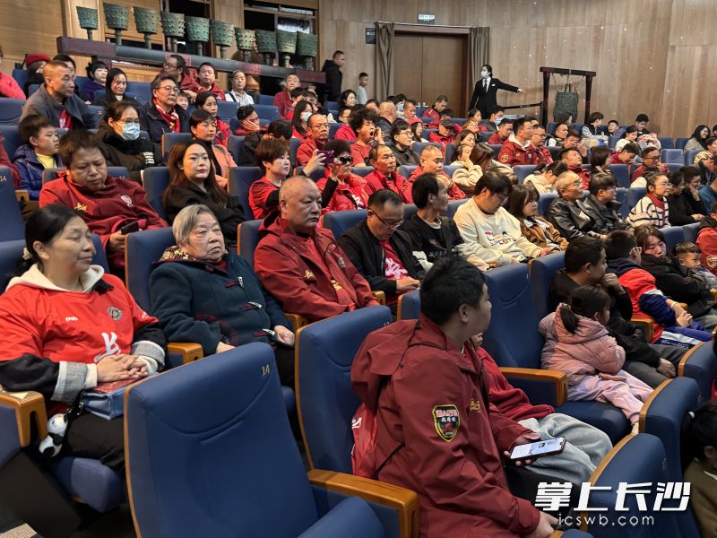 球迷受长沙文旅邀约,免费走进《寻长沙》文博剧场。长沙晚报通讯员 胡昌斌 供图 球迷受长沙文旅邀约,免费走进《寻长沙》文博剧场。长沙晚报通讯员 胡昌斌 供图