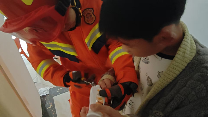 消防员正在进行剪切。 长沙晚报通讯员 王磊 摄 消防员正在进行剪切。 长沙晚报通讯员 王磊 摄