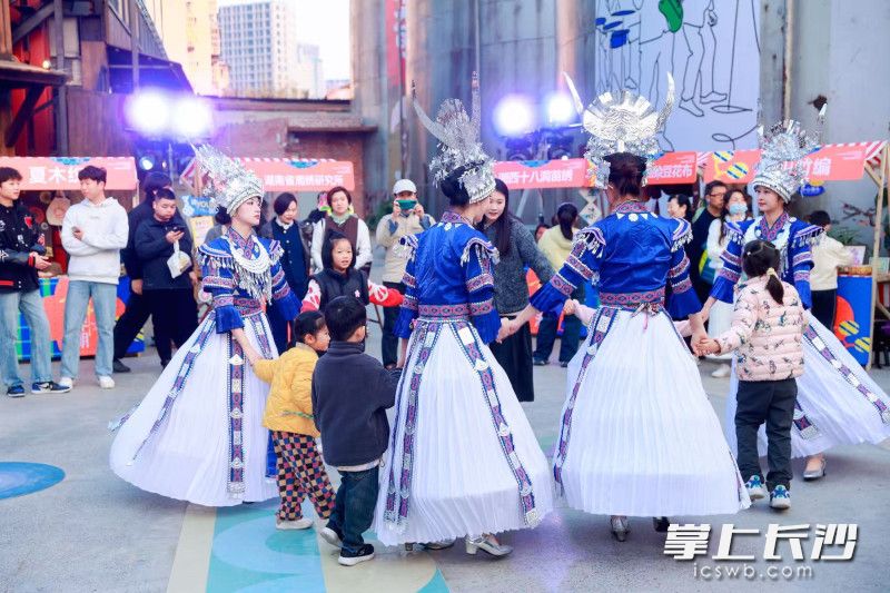 游客体验湘西苗舞。 游客体验湘西苗舞。