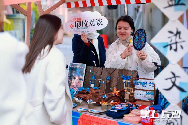 非遗代表性项目吸引游客目光。 非遗代表性项目吸引游客目光。