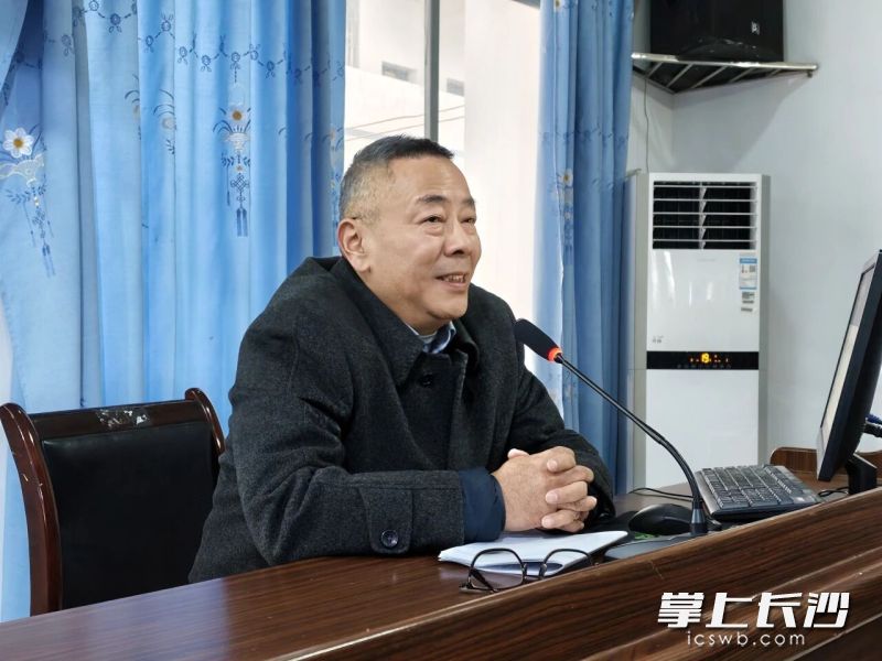 肖建军面向黔阳一中全体教师作《建构核心素养导向的教学体系和新课堂》专题讲座。