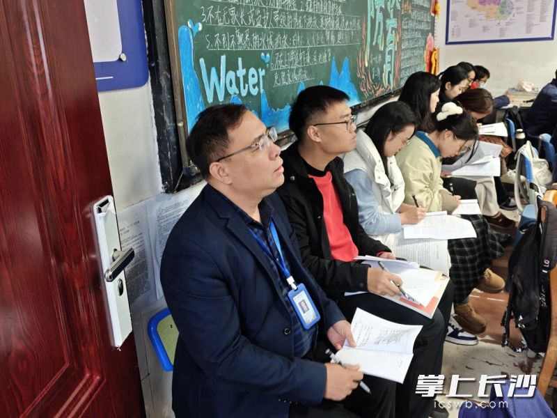 认真地听课学习中。