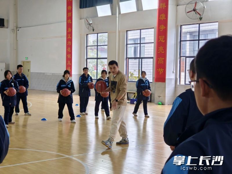 课堂是教育帮扶的主阵地。