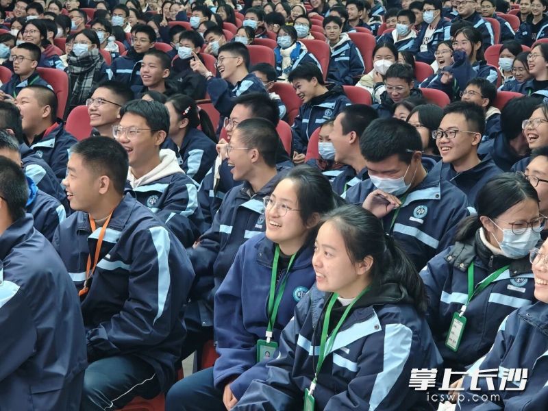 国家心理督导师、长沙市实验中学心理成长中心主任毛巍嶷带来的《科学选科，赢在起点》讲座，引发学生热烈讨论。