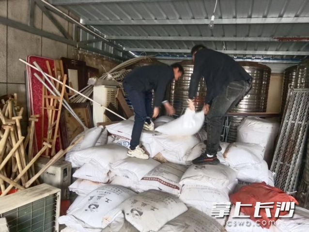 工作人员在应急仓库将防寒应急物资分类存放、登记造册。