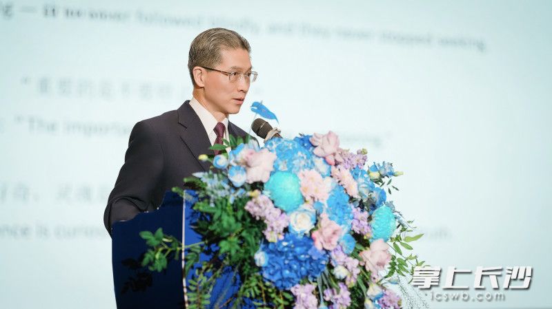 周汉民以“科学精神为魂，国际视野为要”为题作主旨演讲。