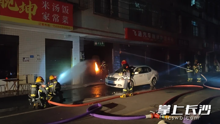 消防员正在灭火。 长沙晚报通讯员 罗子郡 摄