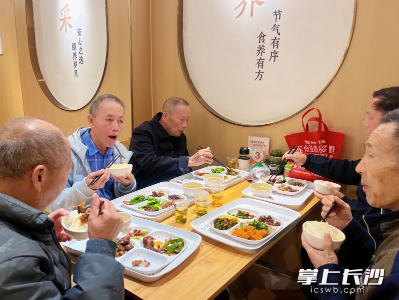 智慧营养餐厅是周边居民的食堂。均为受访者 供图