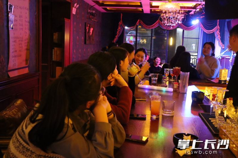 夜晚，酒吧内的空间成为年轻人的欢乐海洋。