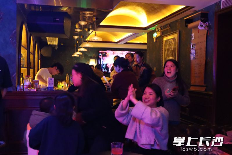 年轻人在酒吧内放松。