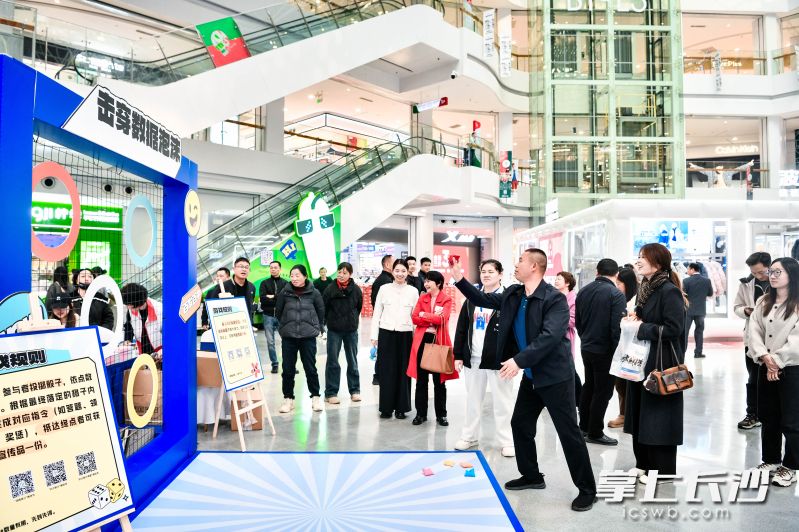 游戏互动、统计法治知识问答等环节点燃现场热情。 游戏互动、统计法治知识问答等环节点燃现场热情。