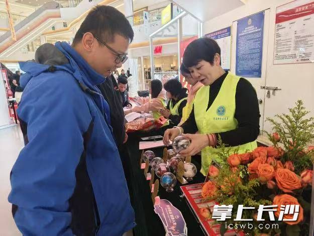 曹晖（右）在禁毒宣传现场。