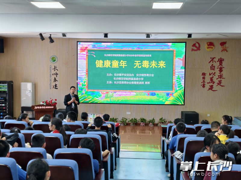周军在宣讲现场