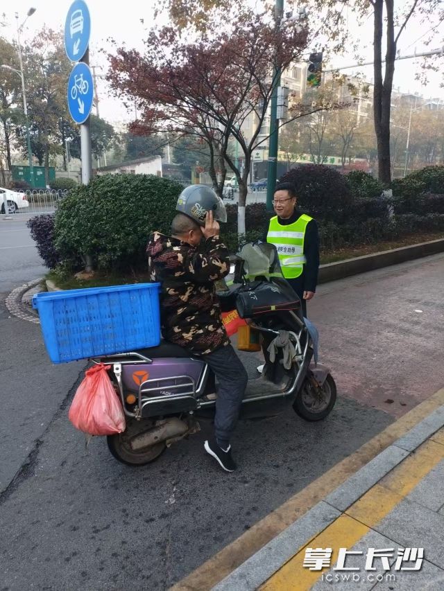 青园社区组织“两站两员”开展交通安全劝导服务。 长沙晚报通讯员 孙岩岩供图