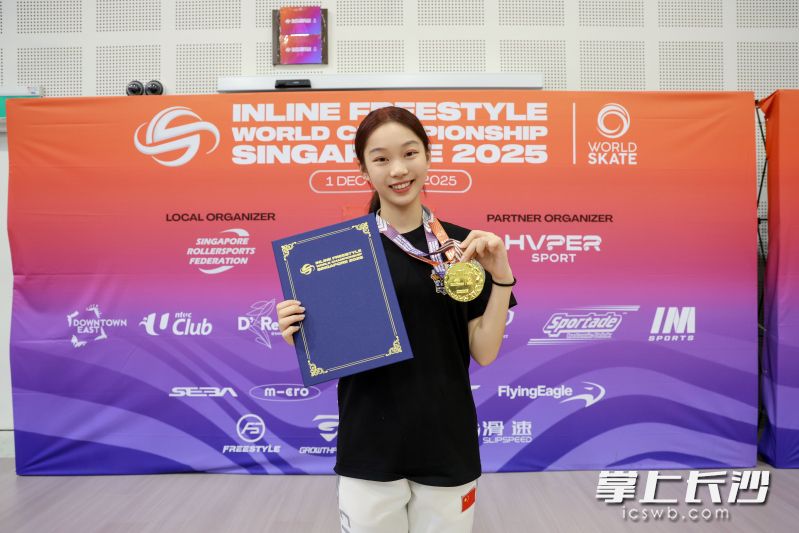 旷宁欣在新加坡自由式轮滑世锦赛上获得一金两银的好成绩。 旷宁欣在新加坡自由式轮滑世锦赛上获得一金两银的好成绩。