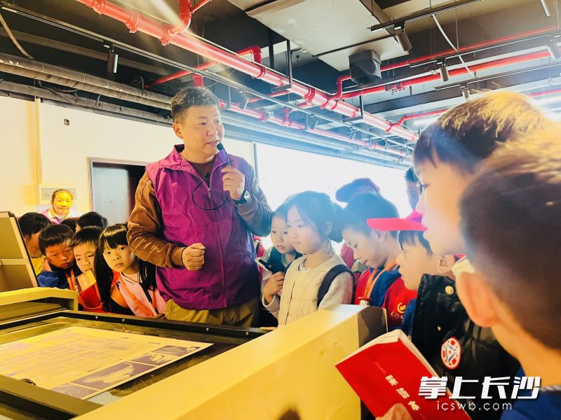 工作人员向小记者们讲解报纸的印刷过程和传媒技术的发展史。 工作人员向小记者们讲解报纸的印刷过程和传媒技术的发展史。