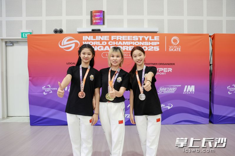 旷宁欣(右)和教练秦春艳(中)、搭档王安琪。 旷宁欣(右)和教练秦春艳(中)、搭档王安琪。