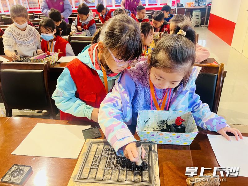 小记者体验活字印刷。 小记者体验活字印刷。