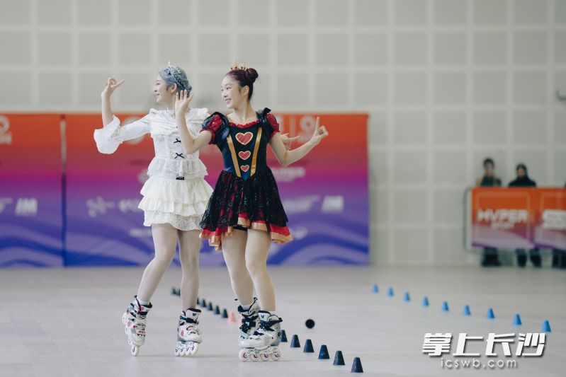 旷宁欣(右)和搭档王安琪获双人花式绕桩公开组冠军。 均为资料图片 旷宁欣(右)和搭档王安琪获双人花式绕桩公开组冠军。 均为资料图片