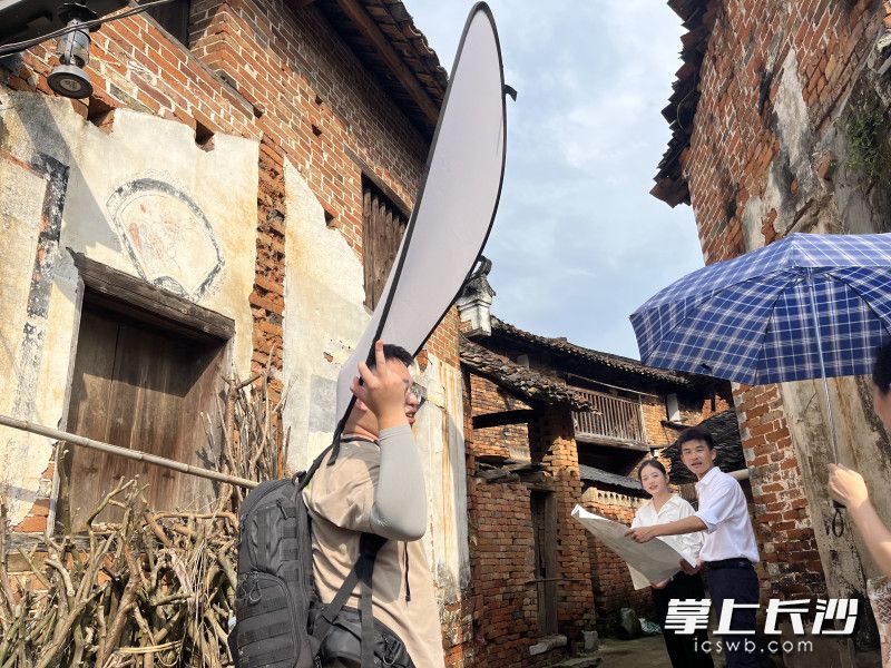 湖南农大师生深入勾蓝瑶寨调研、拍摄。 长沙晚报通讯员 周晓娴 供图