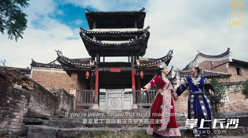 湖南农业大学的短视频作品《春满勾蓝瑶》荣获全国金奖。图为视频截图。