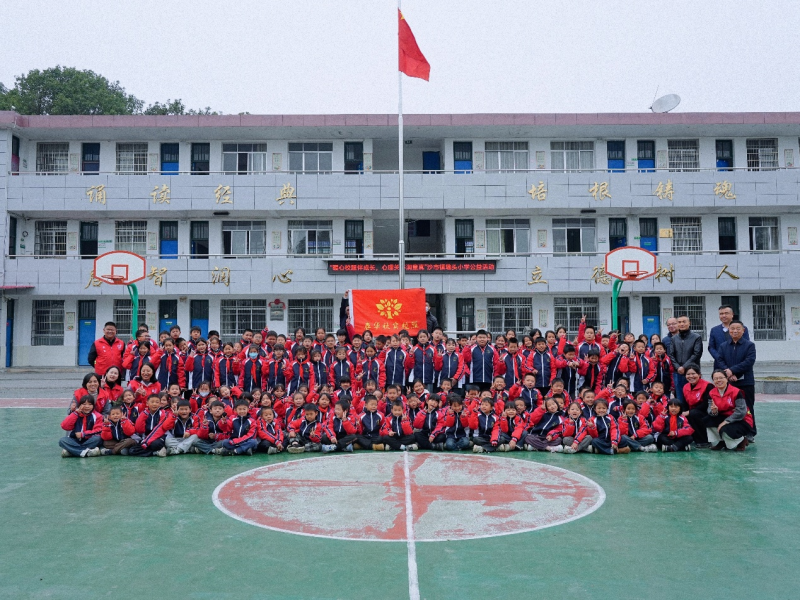 “暖心校服伴成长，心理关怀润童真”公益活动在沙市镇墈头完全小学举行。通讯员供图