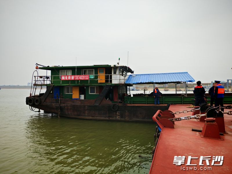 执法人员彻夜守护，确保搁浅船舶及时脱困。
