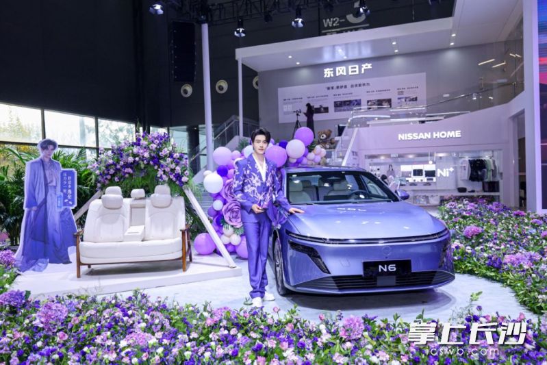 方逸伦作为“东风日产N6出行大使及明星车主”来到现场。 均为长沙晚报全媒体记者曹开阳摄 方逸伦作为“东风日产N6出行大使及明星车主”来到现场。 均为长沙晚报全媒体记者曹开阳摄