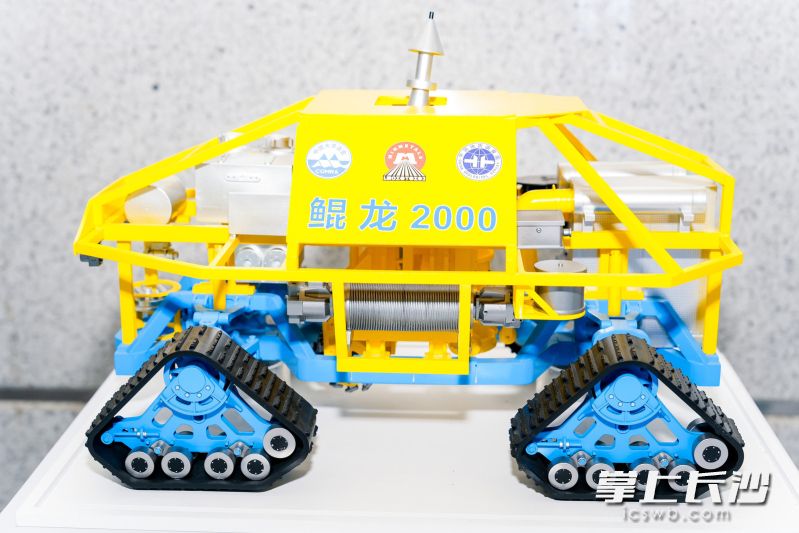 成果展现场展示的国际首台深海富钴结壳采矿车“鲲龙2000”模型。