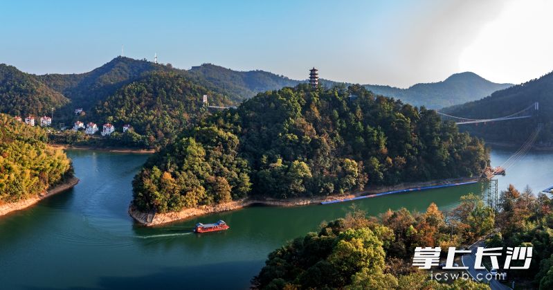 摄影展上展出的《比邻而绿》组图之一，拍摄于长株潭生态绿心。杨小华 摄