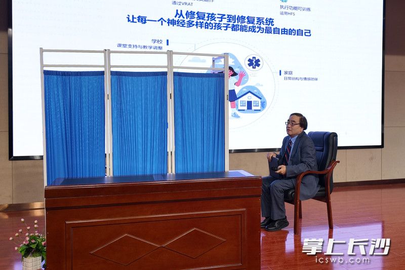 研讨会上,专家现场答疑讨论。 研讨会上,专家现场答疑讨论。