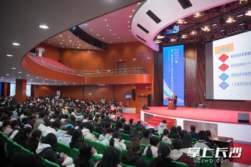 竞赛也为从业人员提供了展示与提升的舞台。 竞赛也为从业人员提供了展示与提升的舞台。