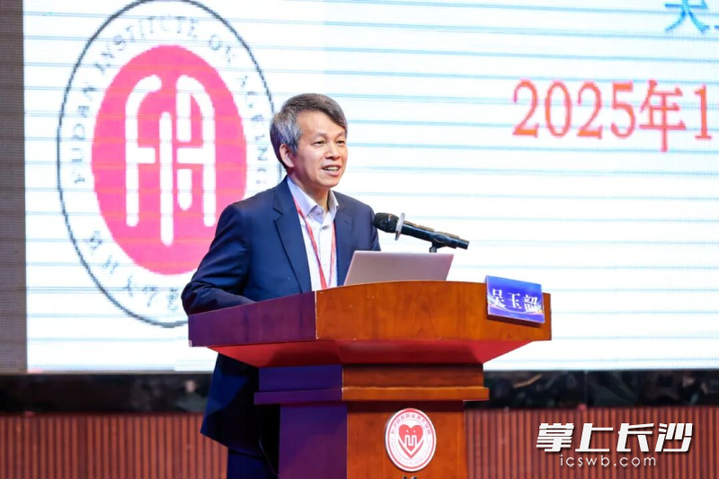 中福协会长、复旦大学老龄研究院副院长吴玉韶宣布竞赛开赛。 中福协会长、复旦大学老龄研究院副院长吴玉韶宣布竞赛开赛。