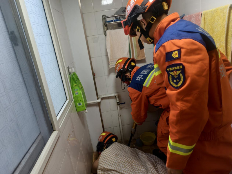 消防员正在营救被困人员。 长沙晚报通讯员 谢吉峰 摄 消防员正在营救被困人员。 长沙晚报通讯员 谢吉峰 摄