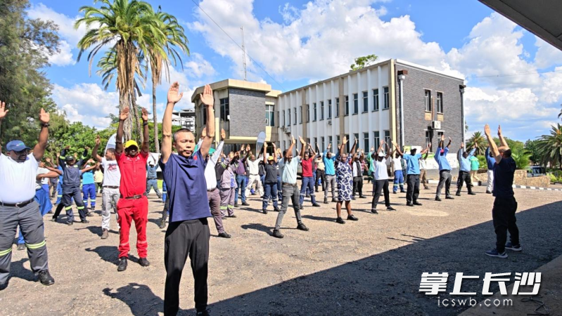 援非医生带领当地民众学习中国传统健身功法“八段锦”。