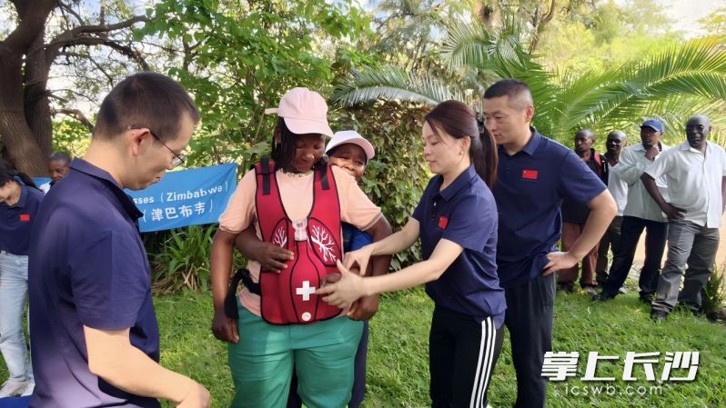 医疗队开展急救知识培训。 均为通讯员供图