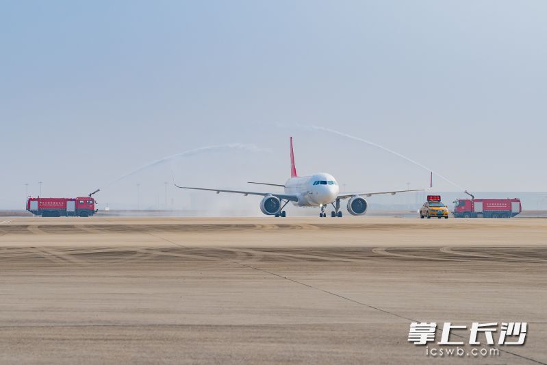 湖南航空A320新飞机穿越“水门礼”。均为受访者供图