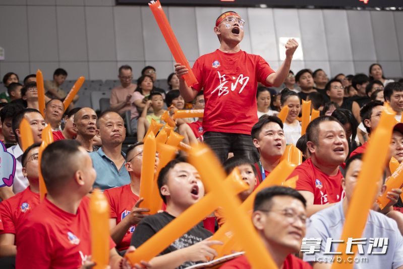 在球迷的支持下，长沙勇胜在贺龙体育馆的战绩颇佳，斩获“魔鬼主场”名号。长沙晚报全媒体记者 黄启晴 摄