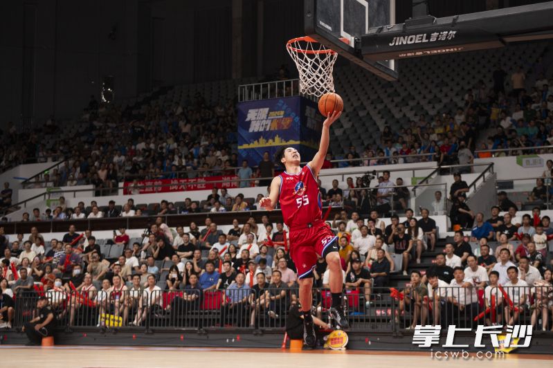 2024赛季，长沙勇胜在贺龙体育馆比赛，图为高岩在比赛中上篮。长沙晚报全媒体记者 黄启晴 摄