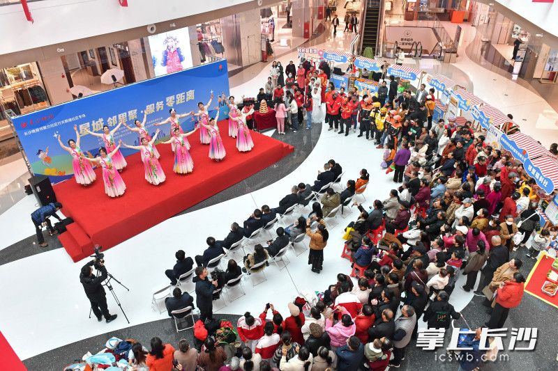 12月11日，长沙晚报“邻聚力”社区行系列活动在月亮岛街道天鹅塘社区启动，现场人气爆棚。 均为长沙晚报全媒体记者王志伟摄