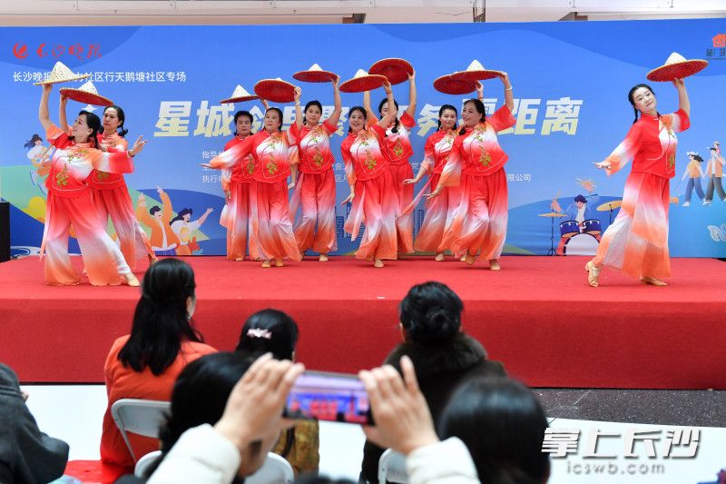 社区居民、文艺爱好者等组队表演，展现社区文化活力，营造“邻里同乐”氛围。