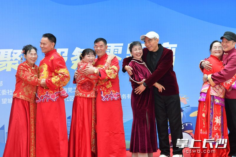 “金银婚典礼”上恩爱夫妻很甜蜜。