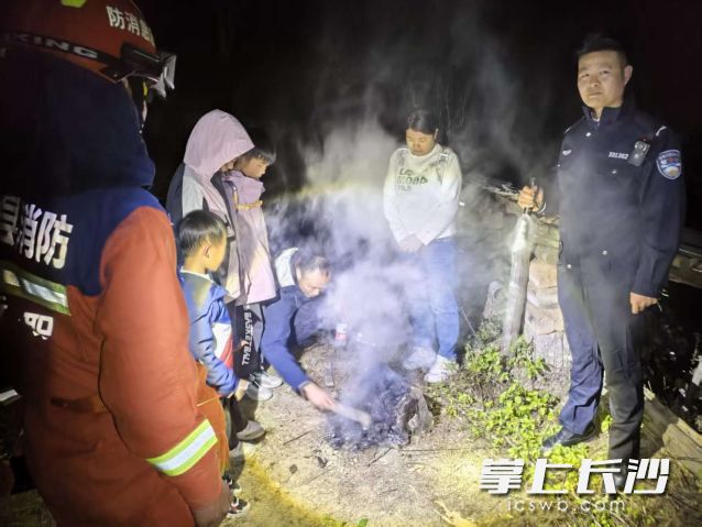 居民徒步登山迷路后获救。