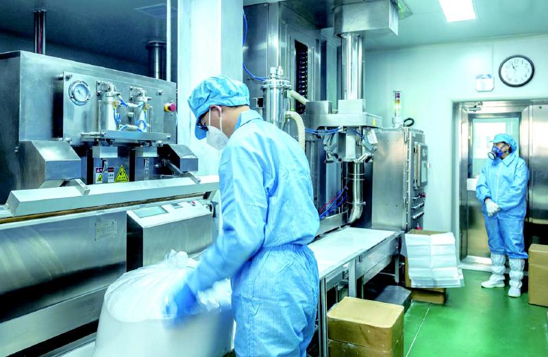 普济生物的生产车间内，工人正在生产线上有序作业。在园区的精准服务下，企业已打通跨境收款通道，海外业务实现显著增长。浏阳经开区供图