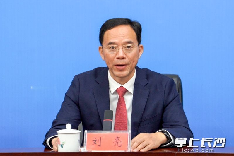 答记者问环节,市民政局党组书记、局长刘亮介绍“十四五”期间长沙在发展养老服务方面所做的重点工作。长沙晚报全媒体记者 刘晓敏 摄 答记者问环节,市民政局党组书记、局长刘亮介绍“十四五”期间长沙在发展养老服务方面所做的重点工作。长沙晚报全媒体记者 刘晓敏 摄