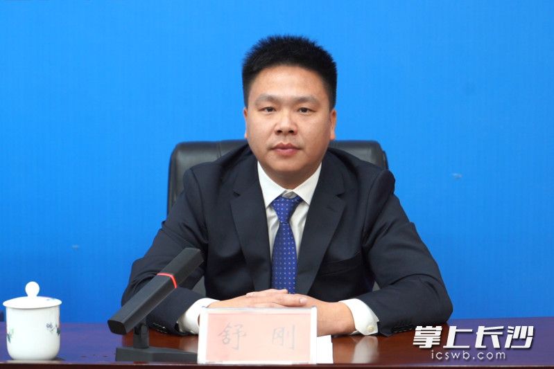 答记者问环节,市体育局党组成员、副局长舒刚介绍长沙在体育场地设施建设方面的安排。 长沙晚报全媒体记者 刘晓敏 摄 答记者问环节,市体育局党组成员、副局长舒刚介绍长沙在体育场地设施建设方面的安排。 长沙晚报全媒体记者 刘晓敏 摄