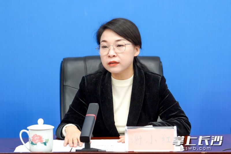 答记者问环节,市教育局党委委员、副局长谢小红介绍长沙在推进基础教育高质量发展上取得的成效。 长沙晚报全媒体记者 刘晓敏 摄 答记者问环节,市教育局党委委员、副局长谢小红介绍长沙在推进基础教育高质量发展上取得的成效。 长沙晚报全媒体记者 刘晓敏 摄